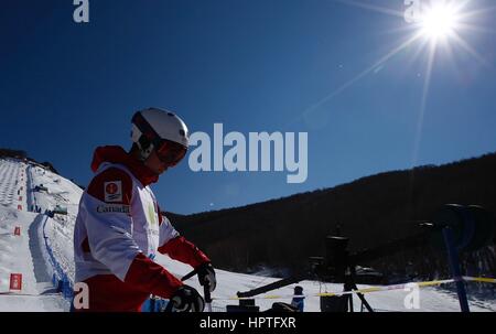 Chongli, Chinas Provinz Hebei. 25. Februar 2017. Ein Konkurrent verlässt das Wettkampfgebiet während der 2016-2017 Thaiwoo FIS Freestyle Skiing Moguls WM in Chongli, Nordchinas Provinz Hebei, 25. Februar 2017. Bildnachweis: Ding Xu/Xinhua/Alamy Live-Nachrichten Stockfoto