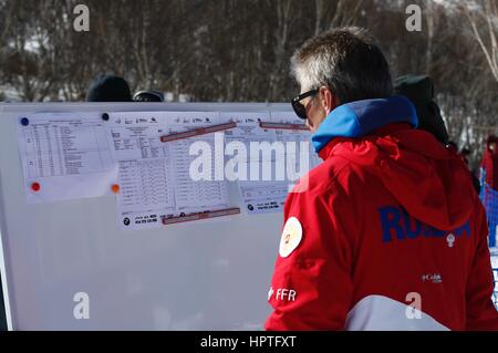 Chongli, Chinas Provinz Hebei. 25. Februar 2017. Ein Trainer Team Russland befasst sich mit der Anzeigetafel während der 2016-2017 Thaiwoo FIS Freestyle Skiing Moguls WM in Chongli, Nordchinas Provinz Hebei, 25. Februar 2017. Bildnachweis: Bi 明明/Xinhua/Alamy Live-Nachrichten Stockfoto