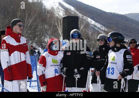 Chongli, Chinas Provinz Hebei. 25. Februar 2017. Konkurrenten sehen das Spiel während der 2016-2017 Thaiwoo FIS Freestyle Skiing Moguls WM in Chongli, Nordchinas Provinz Hebei, 25. Februar 2017. Bildnachweis: Bi 明明/Xinhua/Alamy Live-Nachrichten Stockfoto