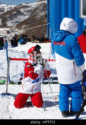 Chongli, Chinas Provinz Hebei. 25. Februar 2017. Maksim Mikhaylov Russlands spricht mit Teamkollegen während der 2016-2017 Thaiwoo FIS Freestyle Skiing Moguls WM in Chongli, Nordchinas Provinz Hebei, 25. Februar 2017. Bildnachweis: Ding Xu/Xinhua/Alamy Live-Nachrichten Stockfoto