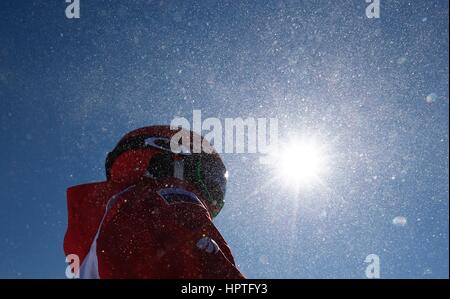 Chongli, Chinas Provinz Hebei. 25. Februar 2017. Ein Konkurrent verlässt das Wettkampfgebiet während der 2016-2017 Thaiwoo FIS Freestyle Skiing Moguls WM in Chongli, Nordchinas Provinz Hebei, 25. Februar 2017. Bildnachweis: Ding Xu/Xinhua/Alamy Live-Nachrichten Stockfoto