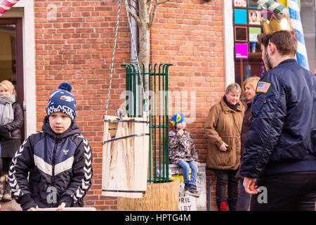 Frederikssund, Dänemark. 25. Februar 2017. Drücken Sie die Katze aus dem Lauf. Ein dänischer Brauch im Fasching. Frederikssund, Dänemark - 25. Februar 2017 Credit: Stig Alenäs/Alamy Live-Nachrichten Stockfoto