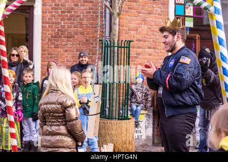 Frederikssund, Dänemark. 25. Februar 2017. Drücken Sie die Katze aus dem Lauf. Ein dänischer Brauch im Fasching. Frederikssund, Dänemark - 25. Februar 2017 Credit: Stig Alenäs/Alamy Live-Nachrichten Stockfoto