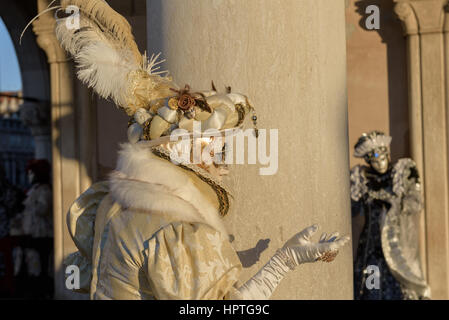 Venedig, Italien. 25. Februar 2017. Menschen tragen Karnevalskostüme entlang und Marken Pose bei Sonnenaufgang in St Marks Square Nähe und an der Uferpromenade am 25. Februar 2017 in Venedig, Italien. Der Karneval von Venedig 2017 läuft vom 11. bis 28. Februar und beinhaltet ein Programm des Gala-Dinners, Paraden, Tänze, Maskenbälle und Musikveranstaltungen. © Pmgimaging/Alamy Live-Nachrichten Stockfoto