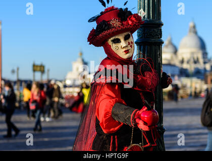 Venedig, Italien. 25. Februar 2017. Menschen tragen Karnevalskostüme entlang und Marken Pose bei Sonnenaufgang in St Marks Square Nähe und an der Uferpromenade am 25. Februar 2017 in Venedig, Italien. Der Karneval von Venedig 2017 läuft vom 11. bis 28. Februar und beinhaltet ein Programm des Gala-Dinners, Paraden, Tänze, Maskenbälle und Musikveranstaltungen. © Pmgimaging/Alamy Live-Nachrichten Stockfoto