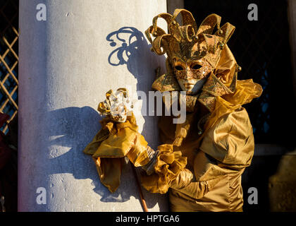 Venedig, Italien. 25. Februar 2017. Menschen tragen Karnevalskostüme entlang und Marken Pose bei Sonnenaufgang in St Marks Square Nähe und an der Uferpromenade am 25. Februar 2017 in Venedig, Italien. Der Karneval von Venedig 2017 läuft vom 11. bis 28. Februar und beinhaltet ein Programm des Gala-Dinners, Paraden, Tänze, Maskenbälle und Musikveranstaltungen. © Pmgimaging/Alamy Live-Nachrichten Stockfoto