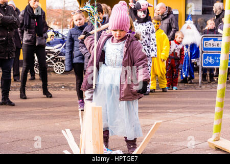 Frederikssund, Dänemark. 25. Februar 2017. Drücken Sie die Katze aus dem Lauf und die Süßigkeiten herauskommt. Ein dänischer Brauch im Fasching. Frederikssund, Dänemark - 25. Februar 2017 Credit: Stig Alenäs/Alamy Live-Nachrichten Stockfoto