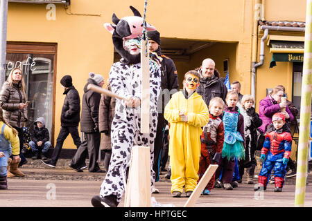 Frederikssund, Dänemark. 25. Februar 2017. Drücken Sie die Katze aus dem Lauf und die Süßigkeiten herauskommt. Ein dänischer Brauch im Fasching. Frederikssund, Dänemark - 25. Februar 2017 Credit: Stig Alenäs/Alamy Live-Nachrichten Stockfoto