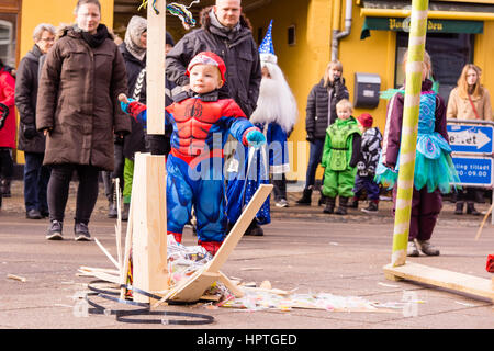 Frederikssund, Dänemark. 25. Februar 2017. Drücken Sie die Katze aus dem Lauf und die Süßigkeiten herauskommt. Ein dänischer Brauch im Fasching. Frederikssund, Dänemark - 25. Februar 2017 Credit: Stig Alenäs/Alamy Live-Nachrichten Stockfoto