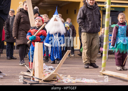 Frederikssund, Dänemark. 25. Februar 2017. Drücken Sie die Katze aus dem Lauf und die Süßigkeiten herauskommt. Ein dänischer Brauch im Fasching. Frederikssund, Dänemark - 25. Februar 2017 Credit: Stig Alenäs/Alamy Live-Nachrichten Stockfoto