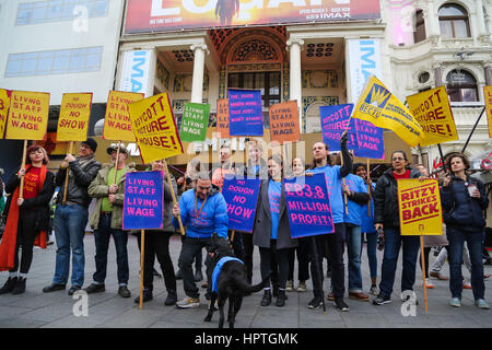 London, UK. 25. Februar 2017. Empire Cinema, Leicester Square, London. UK 25. Februar 2017.   Empire Cinema Picturehouse Arbeitnehmer gehen Sie in den Streik und Bühne Protest mit Kino-Arbeiter und ihre Unterstützer in Leicester Square, zu verlangen, dass sie alle sind London existenzsichernden Lohn bezahlt. Bildnachweis: Dinendra Haria/Alamy Live-Nachrichten Stockfoto