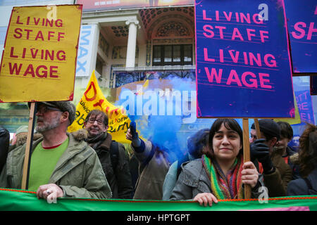 London, UK. 25. Februar 2017. Empire Cinema, Leicester Square, London. UK 25. Februar 2017.   Empire Cinema Picturehouse Arbeitnehmer gehen Sie in den Streik und Bühne Protest mit Kino-Arbeiter und ihre Unterstützer in Leicester Square, zu verlangen, dass sie alle sind London existenzsichernden Lohn bezahlt. Bildnachweis: Dinendra Haria/Alamy Live-Nachrichten Stockfoto