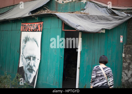 Mexico City, Mexiko. Freitag, 24. Februar 2017. "Museum im Leon Trotsky Haus in Mexiko-Stadt-Montage-Ausstellung zum 100. Jahrestag des Beginns der russischen Revolution im Februar 2017 zu markieren.  Trotzki und Lenin führten Zahlen beim Sturz des russischen Zaren. Trotzki lebte im Exil in Mexiko-Stadt, bis er 1940 in seinem Haus ermordet wurde, wo dieses Museum entstand das Haus erhalten. Bildnachweis: WansfordPhoto/Alamy Live-Nachrichten Stockfoto