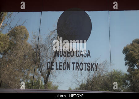 Mexico City, Mexiko. Freitag, 24. Februar 2017. "Museum im Leon Trotsky Haus in Mexiko-Stadt-Montage-Ausstellung zum 100. Jahrestag des Beginns der russischen Revolution im Februar 2017 zu markieren.  Trotzki und Lenin führten Zahlen beim Sturz des russischen Zaren. Trotzki lebte im Exil in Mexiko-Stadt, bis er 1940 in seinem Haus ermordet wurde, wo dieses Museum entstand das Haus erhalten. Bildnachweis: WansfordPhoto/Alamy Live-Nachrichten Stockfoto