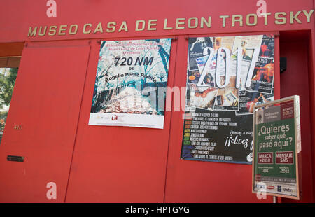 Mexico City, Mexiko. Freitag, 24. Februar 2017. "Museum im Leon Trotsky Haus in Mexiko-Stadt-Montage-Ausstellung zum 100. Jahrestag des Beginns der russischen Revolution im Februar 2017 zu markieren.  Trotzki und Lenin führten Zahlen beim Sturz des russischen Zaren. Trotzki lebte im Exil in Mexiko-Stadt, bis er 1940 in seinem Haus ermordet wurde, wo dieses Museum entstand das Haus erhalten. Bildnachweis: WansfordPhoto/Alamy Live-Nachrichten Stockfoto