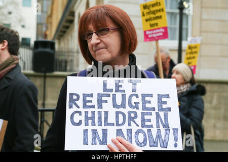 Downing Street, London, UK. 25. Februar 2017. Demonstranten zeigen außerhalb Downing Street fordert die Regierung des Vereinigten Königreichs, das Ende der Dubs Änderung Regelung zu überdenken, das alleinreisende Kind Flüchtling Migranten eine sichere Passage in das Vereinigte Königreich erlaubt. Herrn Dubs kam im Vereinigten Königreich selbst als Kind Flüchtling, zusammen mit fast 10.000 überwiegend jüdischen Kinder, die Nazi-kontrollierten Europa flohen. Bildnachweis: Dinendra Haria/Alamy Live-Nachrichten Stockfoto