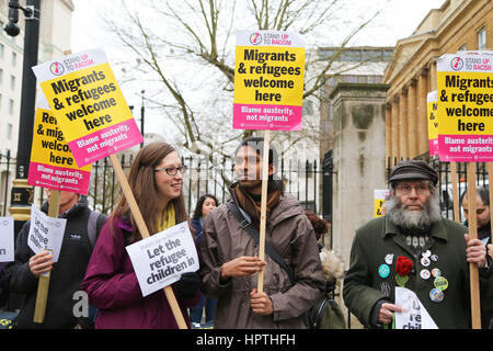 Downing Street, London, UK. 25. Februar 2017. Demonstranten zeigen außerhalb Downing Street fordert die Regierung des Vereinigten Königreichs, das Ende der Dubs Änderung Regelung zu überdenken, das alleinreisende Kind Flüchtling Migranten eine sichere Passage in das Vereinigte Königreich erlaubt. Herrn Dubs kam im Vereinigten Königreich selbst als Kind Flüchtling, zusammen mit fast 10.000 überwiegend jüdischen Kinder, die Nazi-kontrollierten Europa flohen. Bildnachweis: Dinendra Haria/Alamy Live-Nachrichten Stockfoto