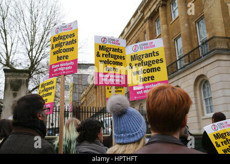 Downing Street, London, UK. 25. Februar 2017. Demonstranten zeigen außerhalb Downing Street fordert die Regierung des Vereinigten Königreichs, das Ende der Dubs Änderung Regelung zu überdenken, das alleinreisende Kind Flüchtling Migranten eine sichere Passage in das Vereinigte Königreich erlaubt. Herrn Dubs kam im Vereinigten Königreich selbst als Kind Flüchtling, zusammen mit fast 10.000 überwiegend jüdischen Kinder, die Nazi-kontrollierten Europa flohen. Bildnachweis: Dinendra Haria/Alamy Live-Nachrichten Stockfoto