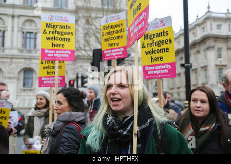 Downing Street, London, UK. 25. Februar 2017. Demonstranten zeigen außerhalb Downing Street fordert die Regierung des Vereinigten Königreichs, das Ende der Dubs Änderung Regelung zu überdenken, das alleinreisende Kind Flüchtling Migranten eine sichere Passage in das Vereinigte Königreich erlaubt. Herrn Dubs kam im Vereinigten Königreich selbst als Kind Flüchtling, zusammen mit fast 10.000 überwiegend jüdischen Kinder, die Nazi-kontrollierten Europa flohen. Bildnachweis: Dinendra Haria/Alamy Live-Nachrichten Stockfoto