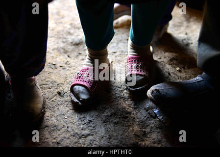 Kabul, Afghanistan. 23. Februar 2017. Foto aufgenommen am 23. Februar 2017 zeigt Kinderschuhe im nördlichen Stadtteil von Kabul, Afghanistan. Winter hat fast bedeckt, Afghanistan, Auswirkungen auf das Leben der armen Familien, vor allem diejenigen, die keine Erwärmung Ausrüstung, sauberes Wasser oder genug zu essen, mit dem kalten Wetter zu bewältigen haben. In den nördlichen Stadtteil von Kabul viele Leben noch immer in Schlamm Gebäuden und haben kein Geld zum Kauf von Holz, Feuer. Bildnachweis: Dai He/Xinhua/Alamy Live-Nachrichten Stockfoto