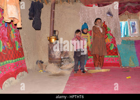 Kabul, Afghanistan. 23. Februar 2017. Foto aufgenommen am 23. Februar 2017 zeigt einen der betroffenen Familien in Schlamm Gebäuden, im nördlichen Stadtteil von Kabul, Afghanistan. Winter hat fast bedeckt, Afghanistan, Auswirkungen auf das Leben der armen Familien, vor allem diejenigen, die keine Erwärmung Ausrüstung, sauberes Wasser oder genug zu essen, mit dem kalten Wetter zu bewältigen haben. In den nördlichen Stadtteil von Kabul viele Leben noch immer in Schlamm Gebäuden und haben kein Geld zum Kauf von Holz, Feuer. Bildnachweis: Dai He/Xinhua/Alamy Live-Nachrichten Stockfoto