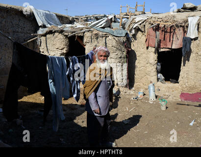 Kabul, Afghanistan. 23. Februar 2017. Rahim Kham, einer der Bewohner leben in Schlamm Gebäuden steht vor seinem Haus im nördlichen Stadtteil von Kabul, Afghanistan, am 23. Februar 2017. Winter hat fast bedeckt, Afghanistan, Auswirkungen auf das Leben der armen Familien, vor allem diejenigen, die keine Erwärmung Ausrüstung, sauberes Wasser oder genug zu essen, mit dem kalten Wetter zu bewältigen haben. In den nördlichen Stadtteil von Kabul viele Leben noch immer in Schlamm Gebäuden und haben kein Geld zum Kauf von Holz, Feuer. Bildnachweis: Dai He/Xinhua/Alamy Live-Nachrichten Stockfoto