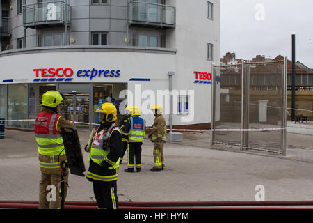 Gunwharf Quays, Portsmouth, UK. 25. Februar 2017. Ein Feuer brach bei ca. 13:30 in einem Wohnblock, Bewohner haben Evacuted, die Umgebung rund geschlossen, während das Feuer Dienst führen ihre Arbeiten. Tesco ist für den Rest dieser Zeit geschlossen. Alex Bailey/Alamy Live-Nachrichten Stockfoto