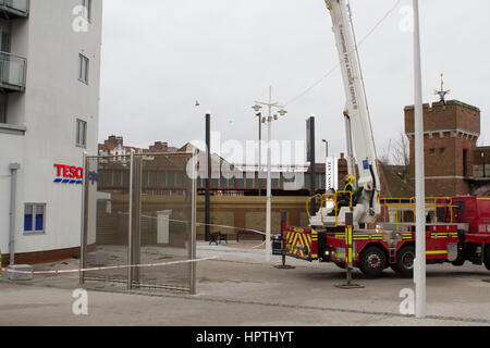 Gunwharf Quays, Portsmouth, UK. 25. Februar 2017. Ein Feuer brach bei ca. 13:30 in einem Wohnblock, Bewohner haben Evacuted, die Umgebung rund geschlossen, während das Feuer Dienst führen ihre Arbeiten. Tesco ist für den Rest dieser Zeit geschlossen. Alex Bailey/Alamy Live-Nachrichten Stockfoto