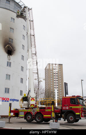 Gunwharf Quays, Portsmouth, UK. 25. Februar 2017. Ein Feuer brach bei ca. 13:30 in einem Wohnblock, Bewohner haben Evacuted, die Umgebung rund geschlossen, während das Feuer Dienst führen ihre Arbeiten. Tesco ist für den Rest dieser Zeit geschlossen. Alex Bailey/Alamy Live-Nachrichten Stockfoto