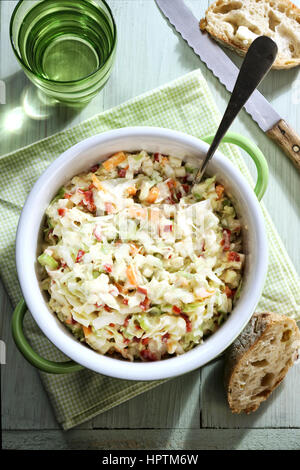 Topf mit Krautsalat-Apfel-Salat Stockfoto