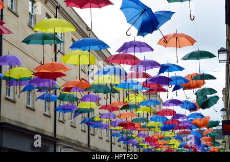 Bad Somerset, Vereinigtes Königreich - 30. Juni 2016: Regenschirm Kunstinstallation im Südtor Einkaufszentrum Bad als Einkaufszentrum zu fördern Stockfoto