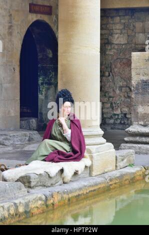 Bad Somerset, Vereinigtes Königreich - 30. Juni 2016: Frau in römischer Tracht Neuerstellung Szene im Roman Baths im Zentrum der Stadt Stockfoto