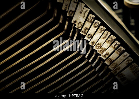 Makro-Ansicht von Schriftzeichen eine antike Schreibmaschine. Harte Fokus in der Mitte des Bildes und soft-Fokus auf die edgesedge Stockfoto
