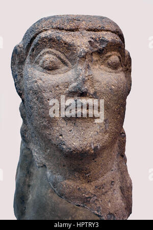 Kopf einer Sphinx, Italia Antiqua: etruskisch - Roman Vulci (Italien) 600 v. Chr. (der Kopf gehörte zu einer hockenden Sphinx mit einem Löwen Körper und Flügeln. Es stand auf einem Hügelgrab oder als (Sentinel) Eingang des Grabes. ) Etrurien, Toskana, Italien Stockfoto