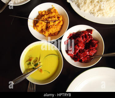 indisches Essen in Schüsseln auf Tisch Stockfoto