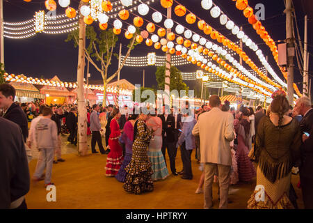 Sevilla, Spanien - 25 APR: Menschen in traditionellen spanischen Kleid feiert auf der Sevillas April Fair am 25. April 2014 in Sevilla, Spanien Stockfoto