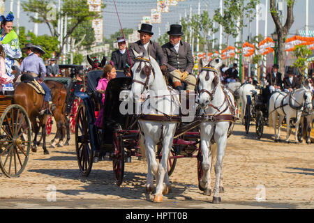 Sevilla, Spanien - 25 APR: Leute gekleidet in traditionellen Kostümen Reiten Pferdekutschen auf der Feria de Abril am 25. April 2014 in Sevilla, Spanien Stockfoto