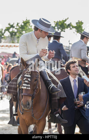 Sevilla, Spanien - 25 APR: Mann gekleidet in traditioneller Tracht Reitpferd am 25. April 2014 in Sevilla, Spanien Stockfoto