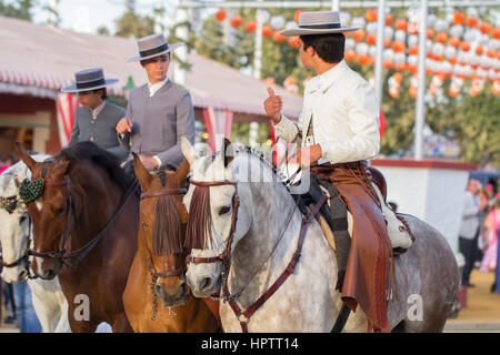 Sevilla, Spanien - 25 APR: Männer gekleidet in traditionellen Kostümen Reitpferde auf der Feria de Abril am 25. April 2014 in Sevilla, Spanien Stockfoto