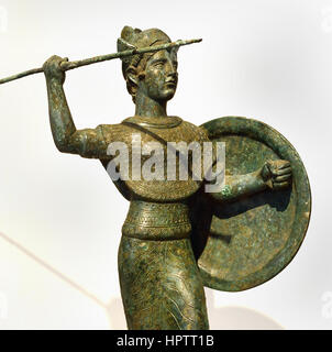 Etruskischen Göttin Menvra 400 v. Chr. nach dem Vorbild griechischer Figuren der Pallas Athene oder Palladion, mit erhöhten Speer (oder Lanze) und Schild und tragen die Schirmherrschaft. Der Helm, in der Form ähnlich der attischen Helm getragen auf griechischen Kopien der Athena Parthenos zeigt mit der Wange Klappen angehoben. Ungewöhnlich ist die Göttin barfuß, fehlen die üblichen Sandalen. Etrurien, Toskana, Italien Stockfoto