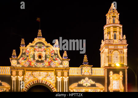 Sevilla - APRIL 23: Eine aufwendige Tor wird jedes Jahr während der Feria de Abril am 23. April 2015 in Sevilla errichtet. Stockfoto