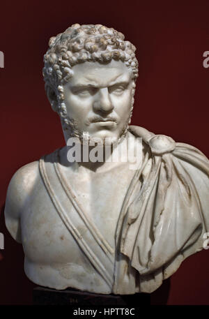 Antike römische Marmorporträtbüste des alleinigen Herrschers Kaiser Caracalla mit heftigem Ausdruck und Militärmantel vor rotem Hintergrund im Alten Museum in Berlin. Kaiser Caracalla. Römische Marmorbüste von 212-217 n. Chr. Caracalla 188–217 n. Chr., ehemals Marcus Aurelius Severus Antoninus Augustus, war römischer Kaiser von 198 bis 217 n. Chr. Als Mitglied der Severan-Dynastie war er der älteste Sohn von Septimius Severus und Julia Domna. Stockfoto