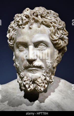 Marmor-Porträtbüste des römischen Kaisers Septimius Severus im antiken römischen Marmor-Porträtbüste des Kaisers Septimius Severus mit detailliertem Lockenhaar und Bart vor dunklem Hintergrund im Alten Museum in Berlin. Altes Museum in Berlin Septimius Severus – Lucius Septimius Severus Augustus 145 – 211 n. Chr. auch Severus genannt, war von 193 bis 211 römischer Kaiser. Severus wurde in Leptis Magna in der römischen Provinz Afrika geboren. Italien , Stockfoto