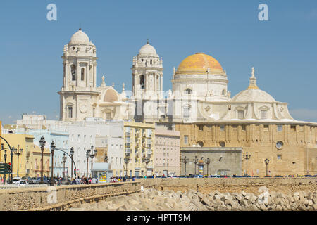 CADIZ, Spanien - APRIL 18: Stadtbild von Cadiz Stadt mit Kathedrale am 18. April 2015 in Cadiz, Spanien. Stockfoto