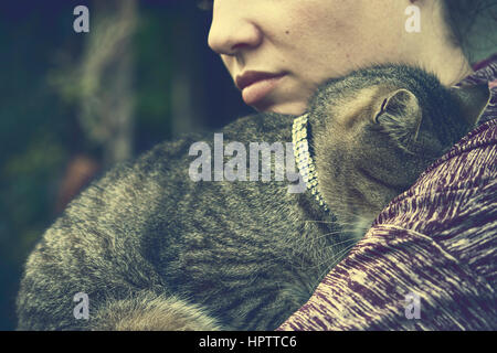 Frau mit Katze Stockfoto
