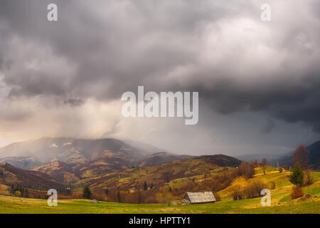 Karpaten vor Regen Natur in herbstliche Bergwelt Stockfoto