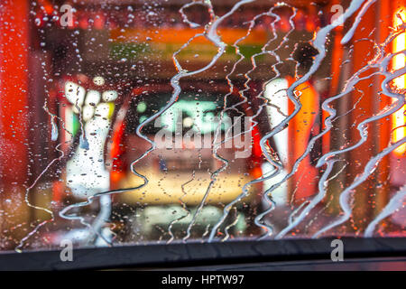 Mietwagen in eine automatische Waschanlage Site, Warmluft Trocknungsanlage, rotierende Trockentuch Stockfoto