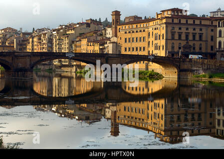 Ein Blick auf morgen Arno und Ponte Santa Trinita in Florenz Stockfoto