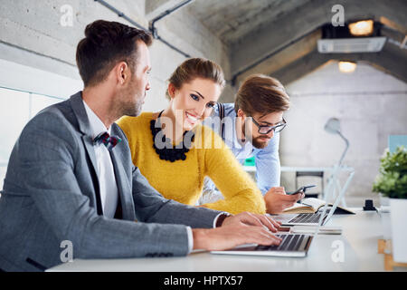 Gruppe von Geschäftsleuten auf Kreativ-Agentur zusammenarbeiten Stockfoto
