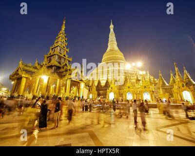 Großer Andrang beim Shwedagon-Pagode in der Nacht bewegen, eingefangen in langen Belichtungszeit Stockfoto